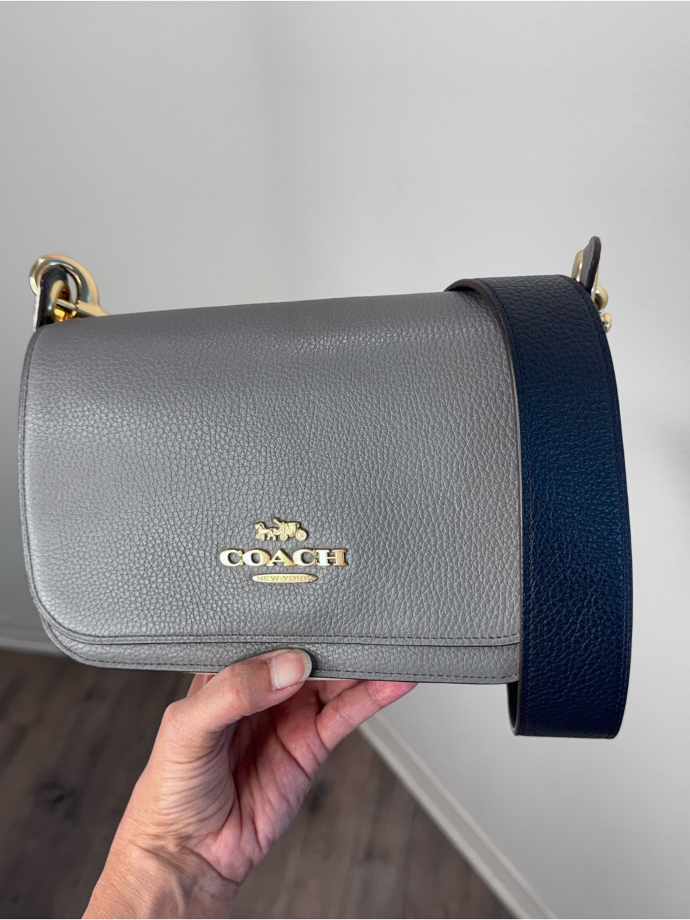Coach Small Jes Messenger Like New